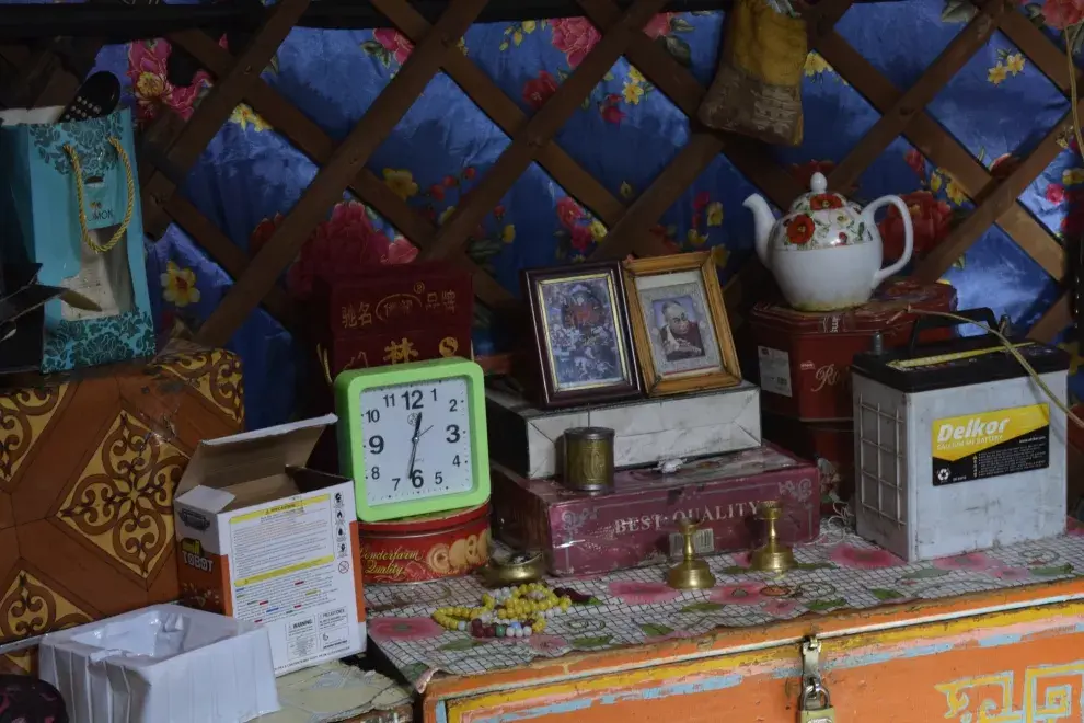 Un pequeño altar religioso dentro de un ger.