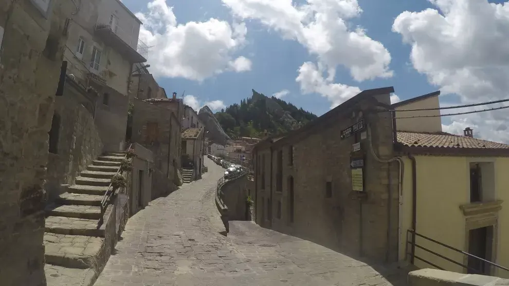 El casco antiguo de la ciudad o barrio de Arabata, al que se accede por pasadizos con escaleras