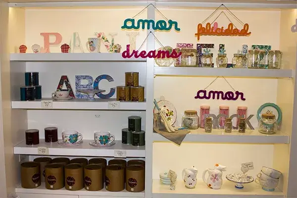 También venden dulces y objetos deco para que armes tu teanner en casa