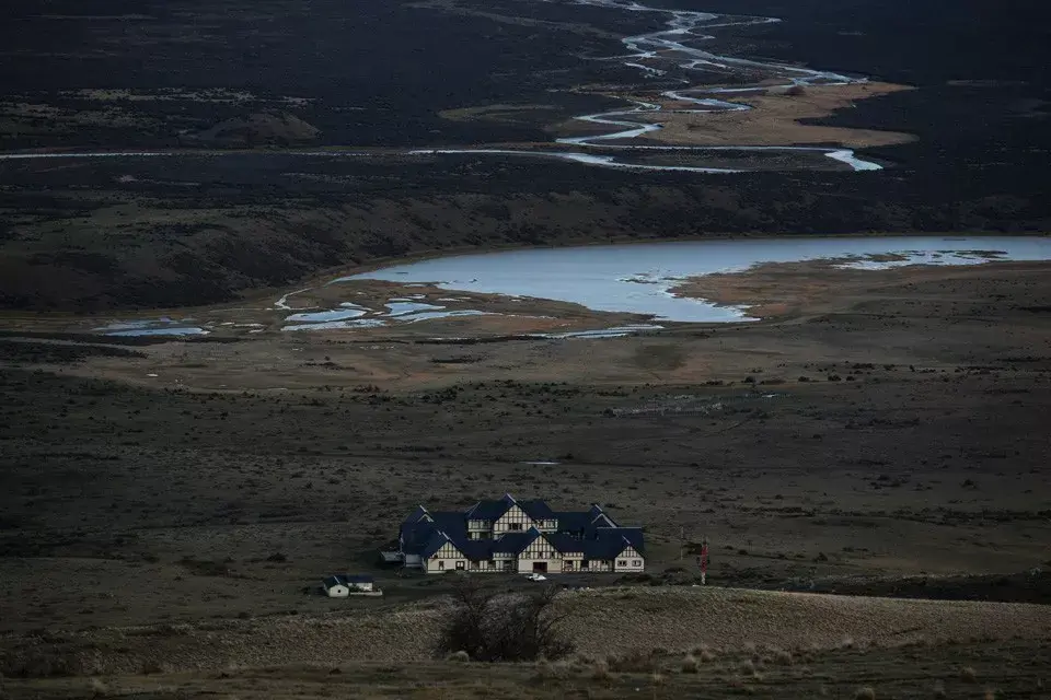 Hotel Relais Chateau, ubicado en Ruta Provincial 11 km 23, camino al glaciar Perito Moreno, a 30 minutos de El Calafate, un paraíso en si mismo