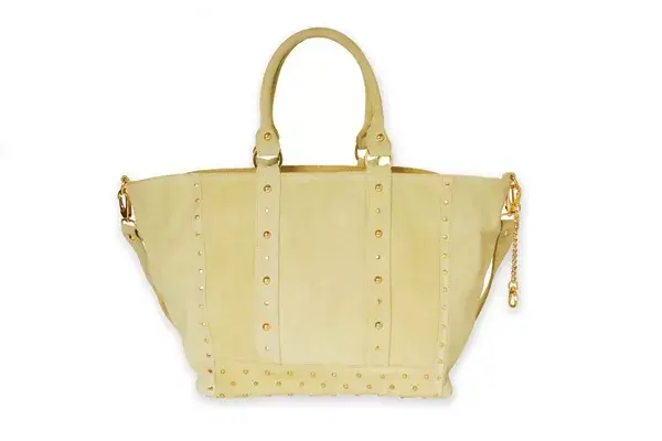 Cartera de cuero y tachas (Julieta Sedler, consultar precio)