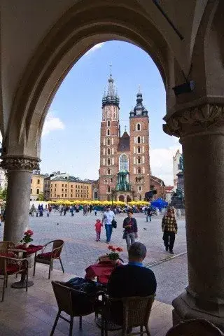 La plaza central, con su feria, y la basílica de Santa María