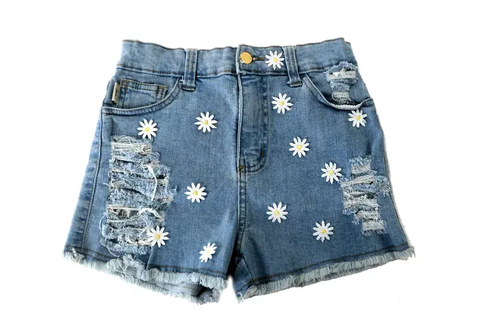 Short de denim con apliques (47 Street, $599)