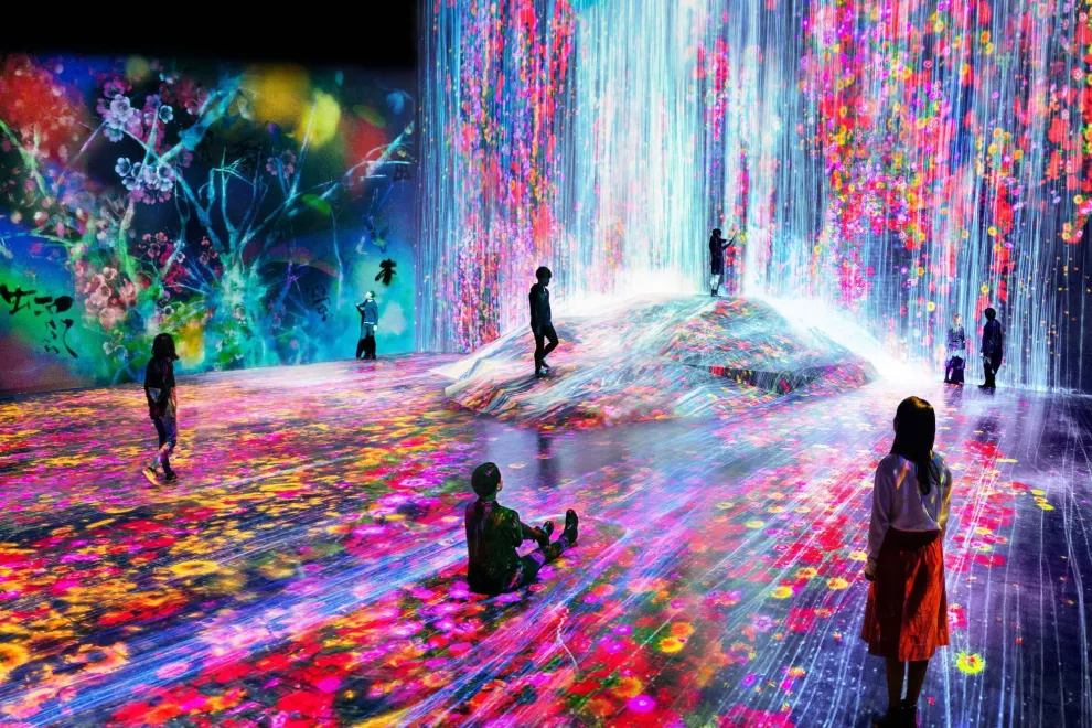 El Digital Museum de Japón transformó a la tecnología en una obra de arte con visiones de flores, plantas, peces, montañas y otros elementos de la naturaleza producidas enteramente por computadoras y proyectores.