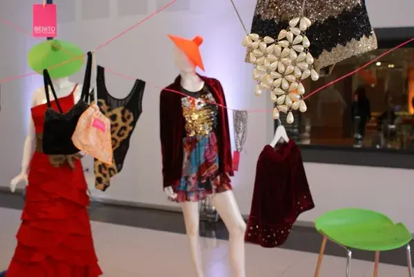 Puro glam, en el espacio del diseñador Benito Fernández: transparencias, animal print y mucho brillo para un outfit de noche