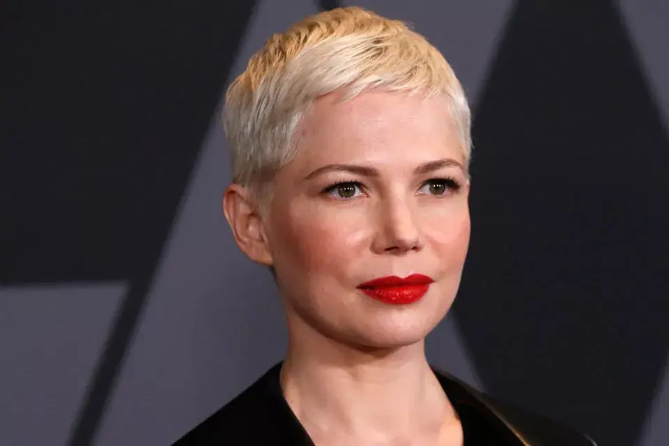 Michelle Williams con un pixie platinado increíble, la prueba viviente de que, a veces, menos es más