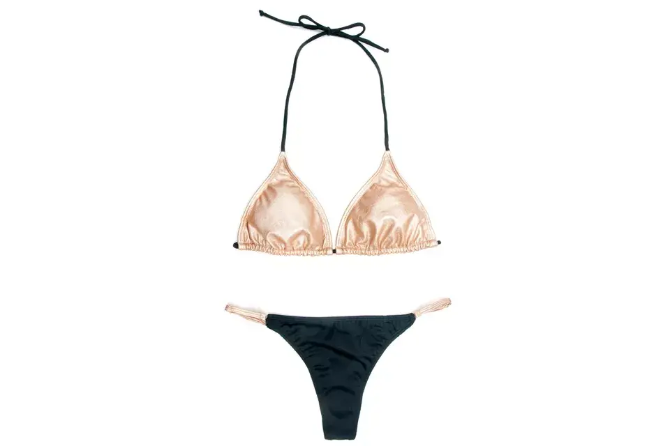 Bikini metalizado dorado y negro con tiritas (Sweet Lady, $741)