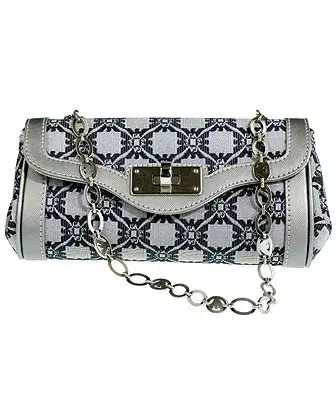 Mini bolsito con logo (Emporio Armani, $1182)