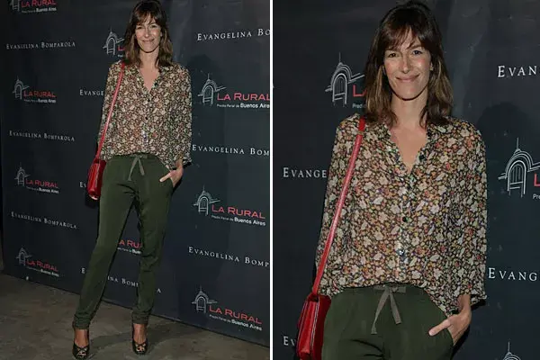 Dolores Trull también estuvo en el desfile de Bomparola. Usó unos pantalones en verde y una camisa estampada de gasa. Acompañó el look con cartera roja y zapatos negros