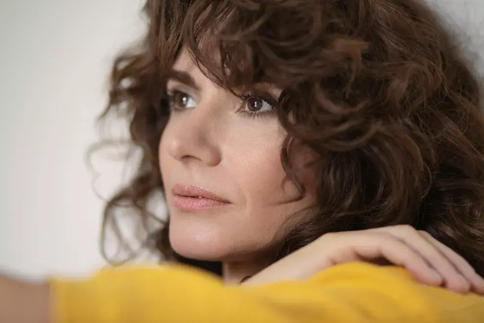 Suéter (Etiqueta Negra, $3950), short de denim negro (Etiqueta Negra, $2900), zapatos (A pie para Grimoldi, $4500).