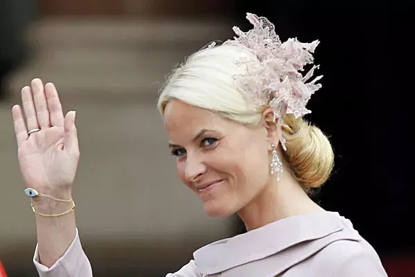 La princesa Mette Marit de Noruega lució un tocado en seda de tul y color rosa empolvado