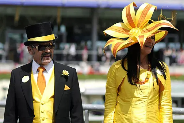 En composé: sombreros y trajes amarillos