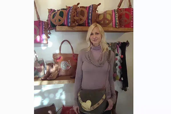 Carla Cznowsky se probó las carteras estilo folk en el local de Ana Mezho en Palermo; ¿cuál te gusta más?