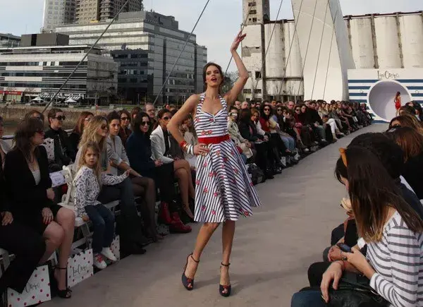 Con un desfile en el Puente de la Mujer, las hermanas Natalia y Adriana Oreiro presentaron prendas de impronta marinera y romántica
