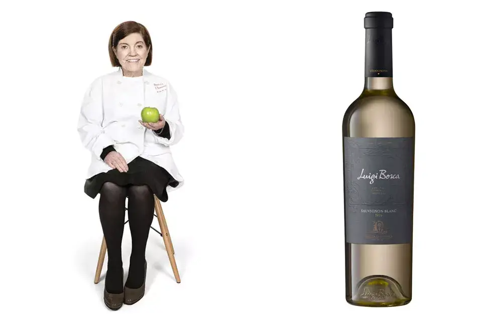 Beatriz Chomnalez, una de las profesoras de La Cuisine des Chefs y uno de los vinos de Luigi Bosca,elegido para acompañar sus platos.