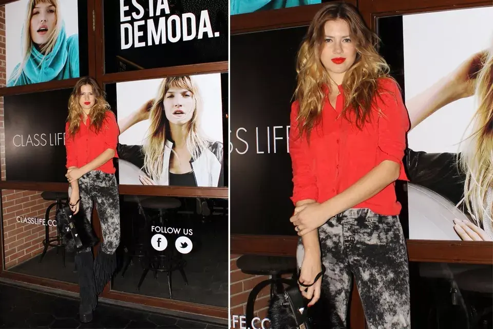 Stephanie Demner eligió una camisa roja para levantar su conjunto. ¿No será demasiado ese peinado despeinado?