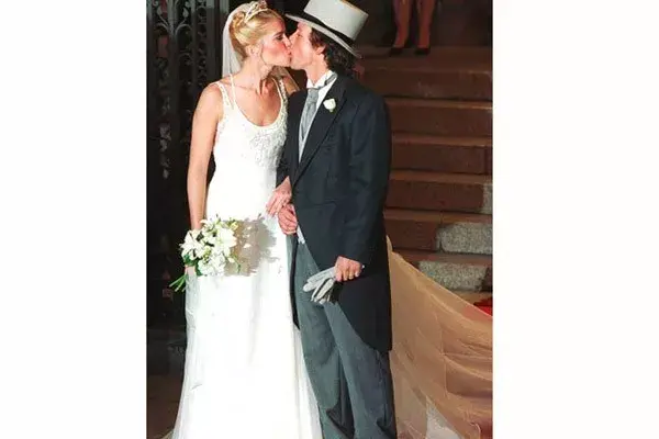 Valeria Mazza uso un vestido de Armani cuando se casó con Alejandro Gravier, en 1998. El modelo, sencillo con doble escote y breteles finos bordados. Usó un peinado recogido y un ramo de nardos
