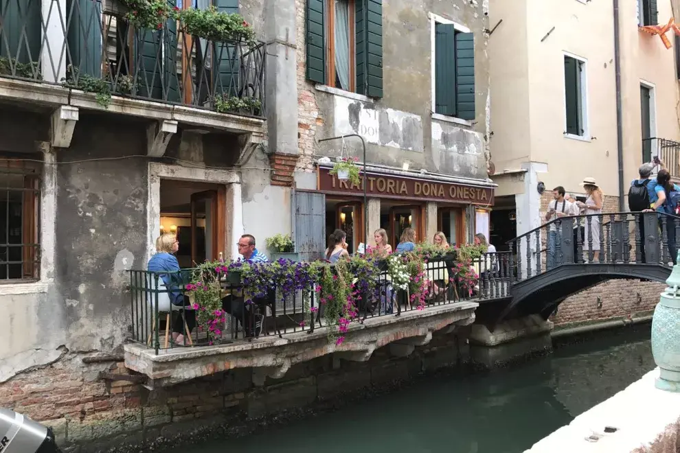 Nieta de italianos, María Laura Gargarella viajó al país de sus raíces para asistir al festival de cine de Venecia, donde la esperaba una situación bastante insólita