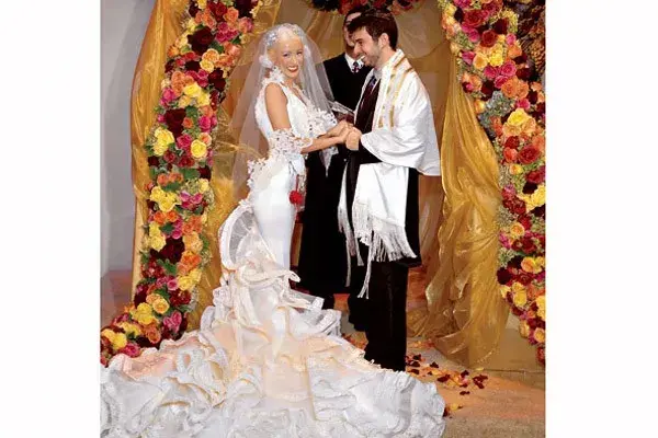 Un vestido muy al cuerpo con una cola con muchos volados para Christina Aguilera cuando se casó con Jordan Bratman, en 2005