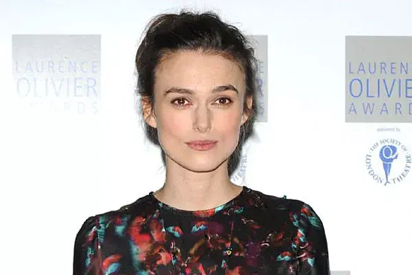 Con el pelo largo y peinado con un rodete