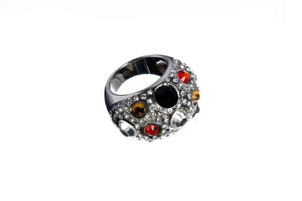 Anillo con piedras (ForeverJewels,  $282)