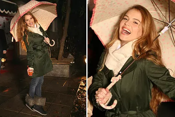 Súper abrigada Luz Cipriota disfrutó del evento que Seco realizó junto a Campari y se dio el gusto de bailar bajo la lluvia