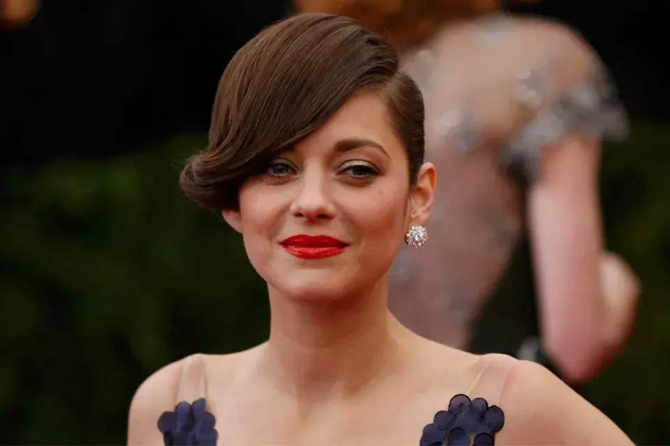 Marion Cotillard se hizo un recogido bajo con el flequillo peinado hacia adelante y al costado. Lució Un solo aro de Chopard