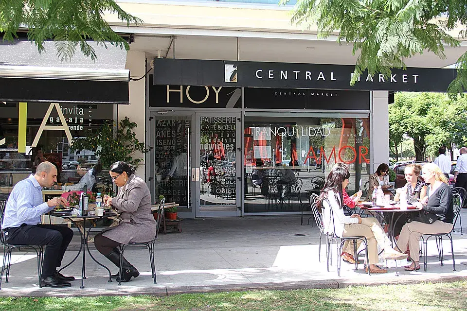 Muchos aprovechan el horario del almuerzo durante la jornada laboral para darse una vuelta por I Central Market