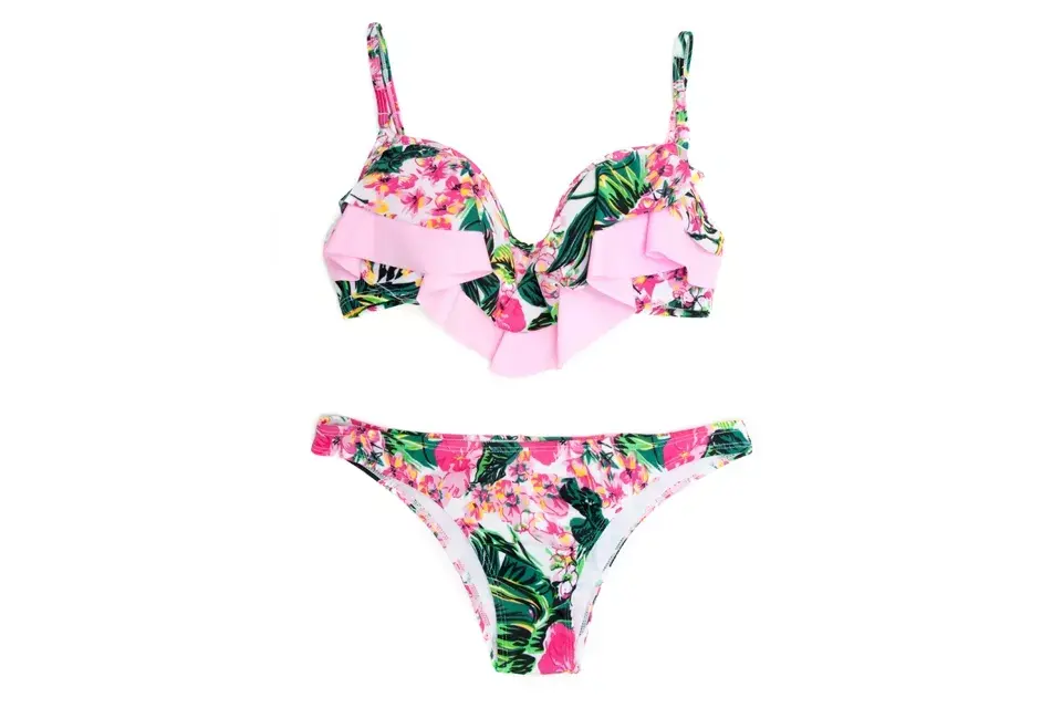 Bikini tropical con volado en el corpiño (Sweet Lady, $847)