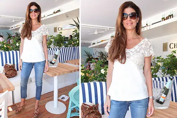 Siempre con un estilo simple y canchero, Juliana Awada eligió unos jeans, remera con encaje y plataformas