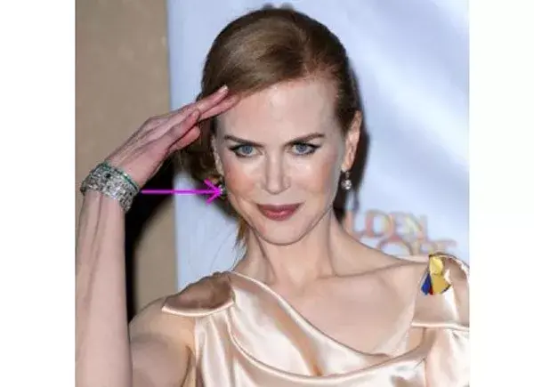 Hay que tener cuidado de no poner más rubor en una mejilla que en otra, como le pasó a Nicole Kidman