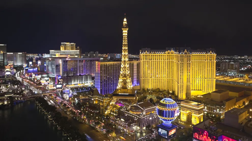 El hotel París las Vegas incluye una réplica de la Torre Eiffel (a mitad de escala), del Arco de Triunfo y de la Plaza de la Concordia