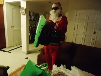 Papá Noel versión hermano. Da un poco de miedo.