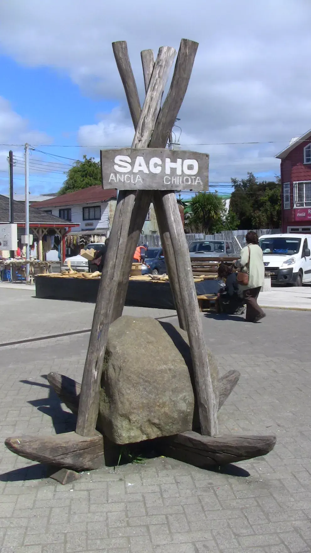 Sacho, la particular ancla chilota, fabricada en madera y piedra