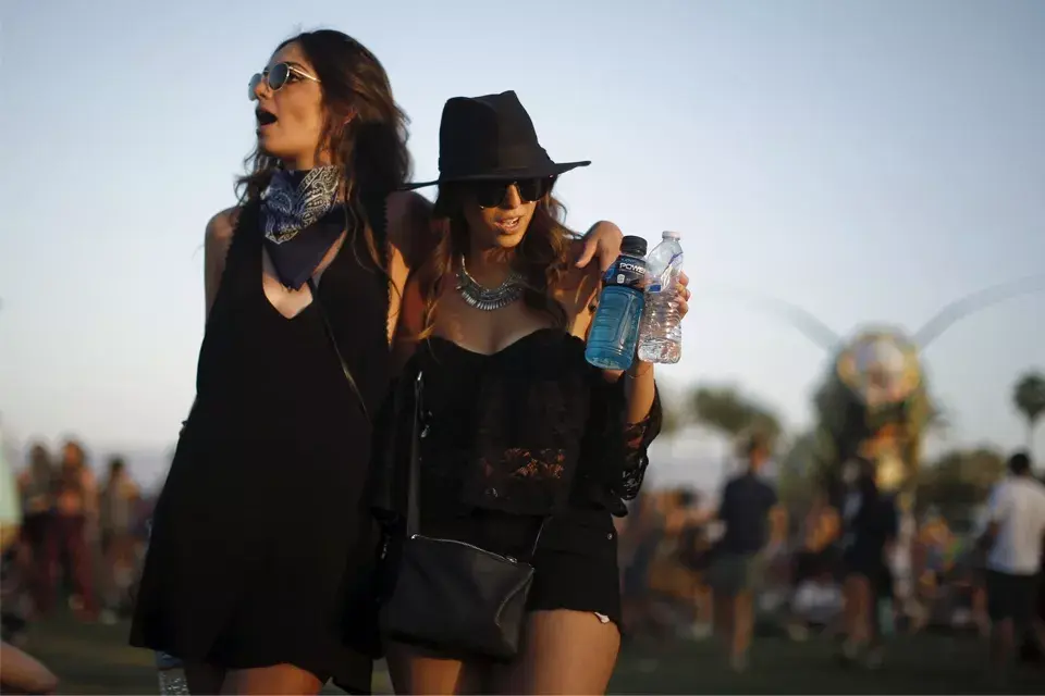 El total black siempre es una opción que no defrauda. ¡Atenti al pañuelito en el cuello y las gafas redondas