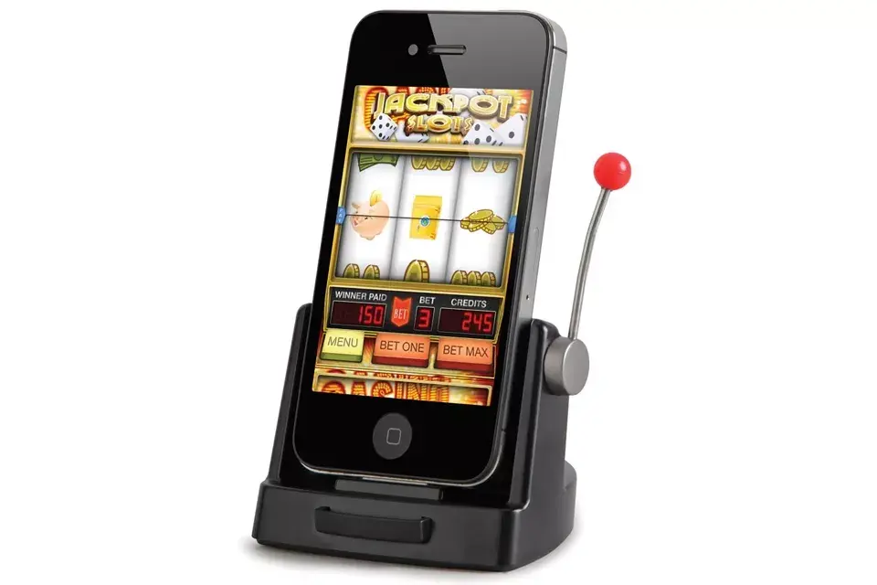 ¿Qué tal este dock-cargador para el celular con palanca para jugar tipo máquina tragamonedas?