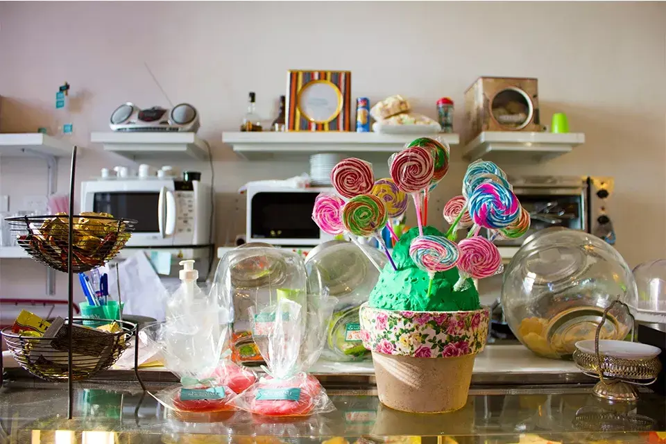 Golosinas, sandwiches y cosas dulces para comer mientras los chicos juegan