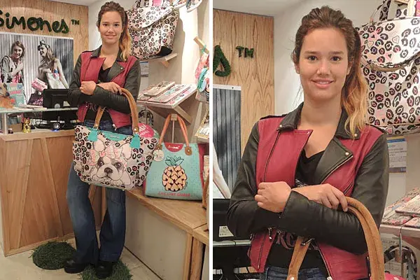 Con campera de cuero, jean y zapatos con plataformas, Manuela Viale pasó por el nuevo local de Simones en Palermo