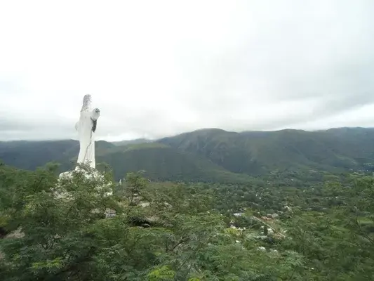 Cristo Redentor. Desde 1964 se encuentra en la cumbre del cerro Huaico