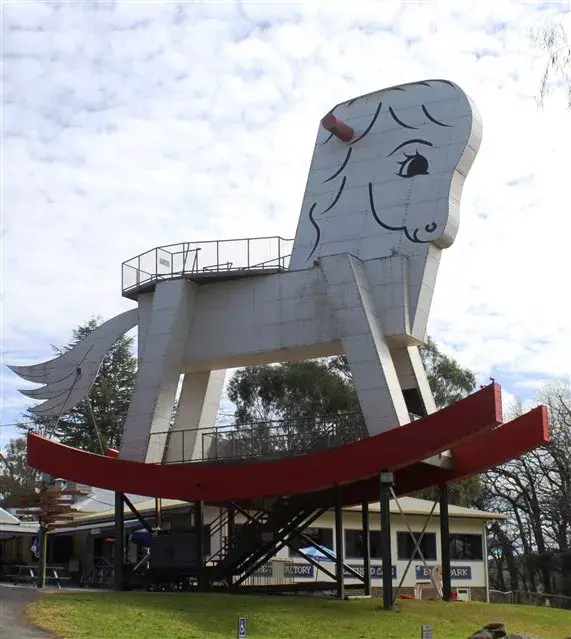 El mayor juguete del planeta es un caballo mecedor de madera alto como un edificio de varios pisos