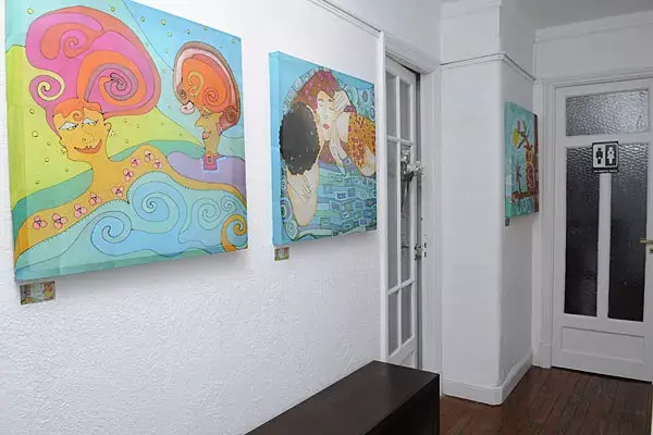 El showroom tiene una cuota importante de arte y color