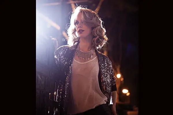 Blazer de paillettes (Kosiuko, $2200), musculosa translúcida (Koxis, $125), corpiño con encaje (Hope, $476)