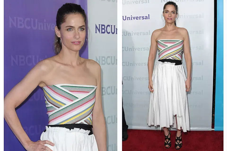 Amanda Peet eligió un vestido bien veraniego con corsage de bandas multicolores cruzadas y falda con pliegues irregulares. Lo que no entendemos es por qué tiene el ruedo deshilachado...