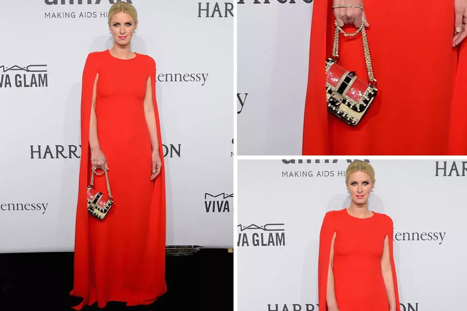 Nicky Hilton lució un look minimalista bien chic, con capa y en color rojo shocking; ¡Divina su carterita haciendo juego!