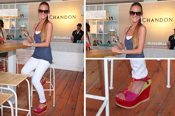 Siemrpe muy sonriente, Paulina Trotz posó para los flashes. A un estilo simple le sumó mucho color con unas plataformas en rojo, fucsia, naranja y verde