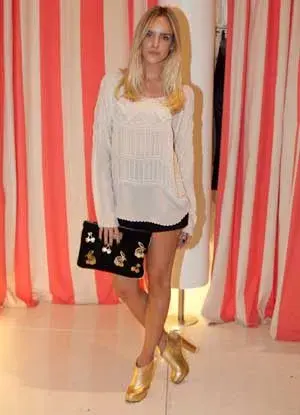 Emilia Claudevile visitó el local de Vero Alfie. ¡Divino su sweater bordado y las booties doradas! ¿Qué opinás de su look?