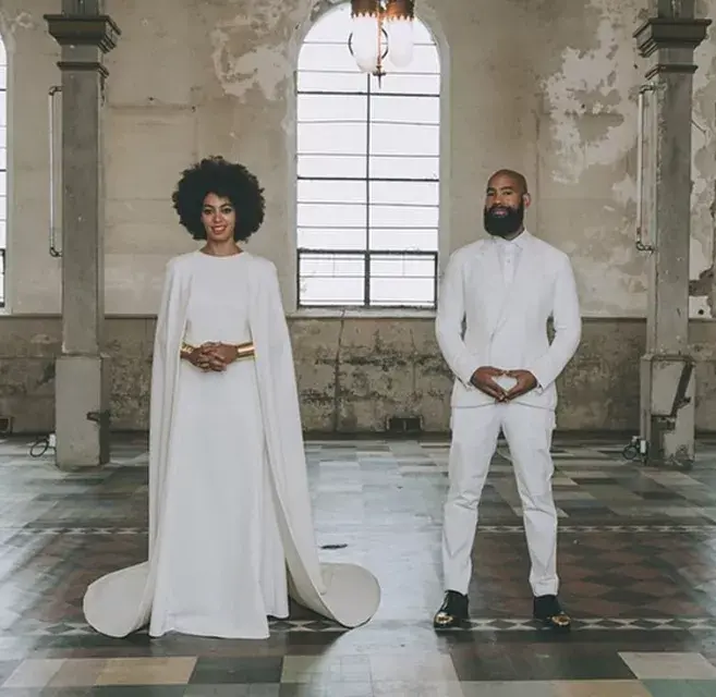 Como segundo atuendo, Solange se cambió a un vestido blanco simple, con una gran capa, de Humberto Leon para Kenzo