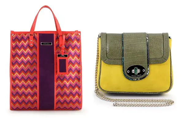 Muy coloridas, las carteras de Jackie Smith: modelo Francis ($1390) y cartera con cadena de edición limitada ($1090)