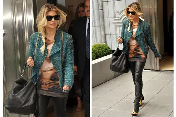 Fergie no deja de lado su corazón rocker y combina una pantalón chupín de cuero con un vestido estampado y una chaqueta de chenille; ¿qué opinan de las sandalias para este equipo?