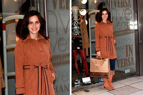 Julieta Díaz, de compras, con trench y botas a tono